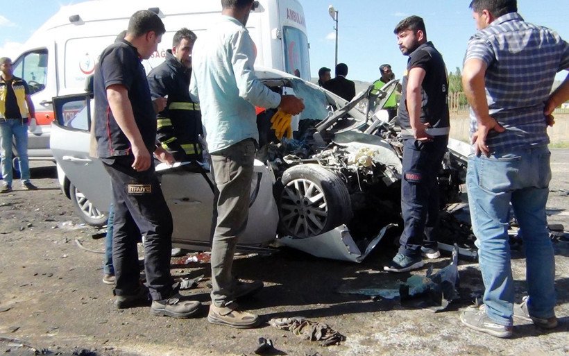 Van'da otomobille iş makinesi çarpıştı 3 ölü 6 yaralı - Resim: 3