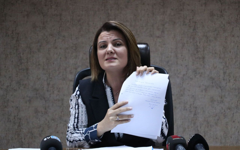 İzmit Belediye Başkanı Hürriyet işten atıldığı iddia edilen işçileri kameralar önünde aradı - Resim: 3