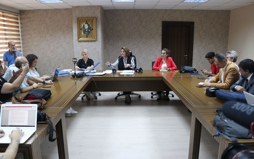 İzmit Belediye Başkanı Hürriyet işten atıldığı iddia edilen işçileri kameralar önünde aradı - Resim: 4