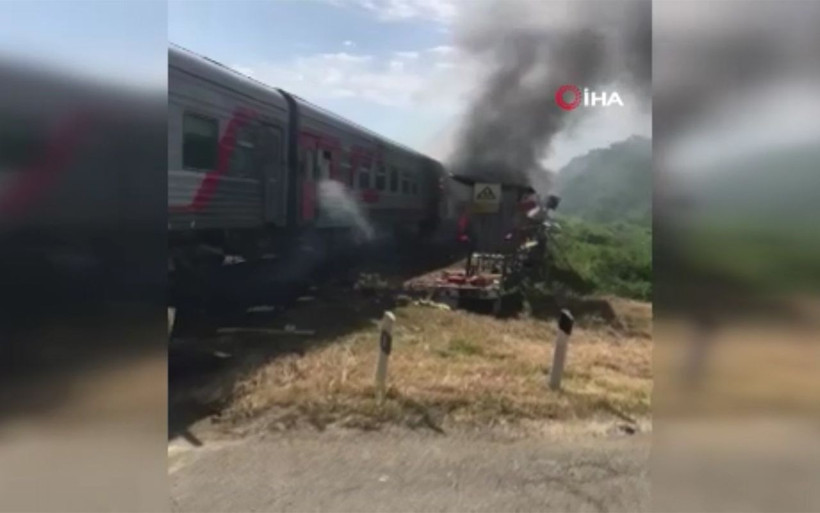 Rusya'da kamyon trene çarptı - Resim: 1