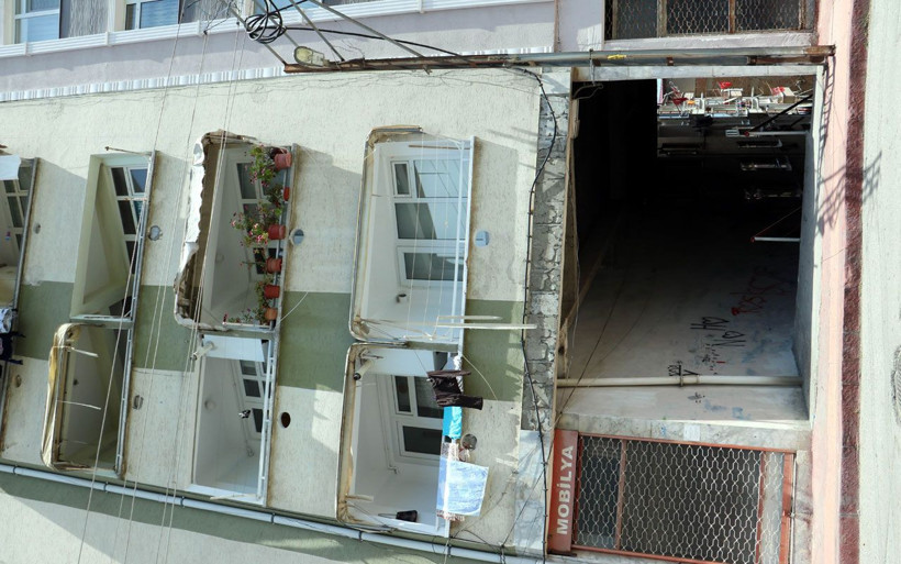 Samsun'da karadeniz fıkrası gibi apartman altından sokak geçiyor - Resim: 3