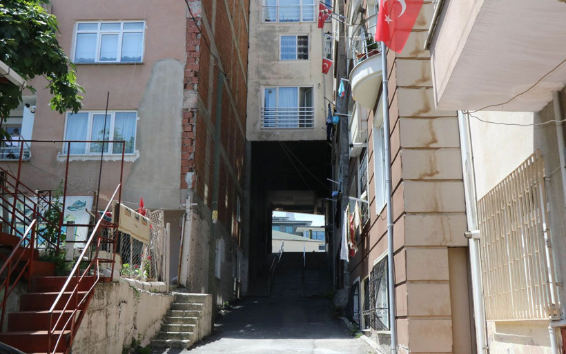 Samsun'da karadeniz fıkrası gibi apartman altından sokak geçiyor - Resim: 2