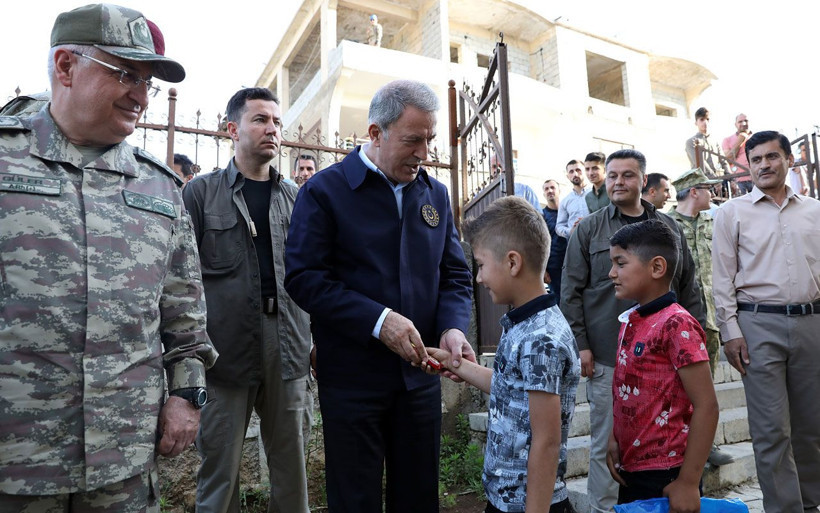 Bakan Hulusi Akar'a Pençe'nin komuta merkezi Derecik'te yoğun ilgi - Resim: 2