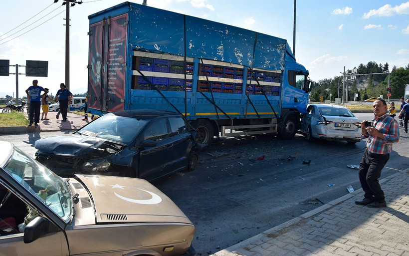 Burdur’da zincirleme trafik kazası 5 yaralı - Resim: 2