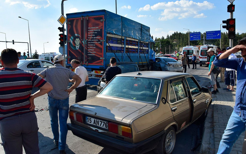 Burdur’da zincirleme trafik kazası 5 yaralı - Resim: 3