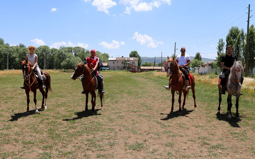 Askerlik yolculuğuna at sırtında çıktı - Resim: 3