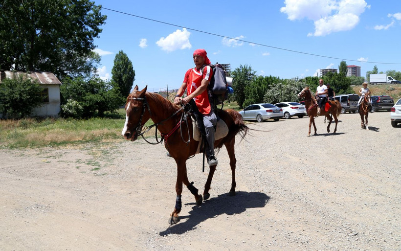 Askerlik yolculuğuna at sırtında çıktı - Resim: 4