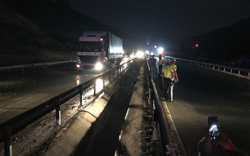 Manisa-İzmir yolu heyelan nedeniyle trafiğe kapandı - Resim: 3