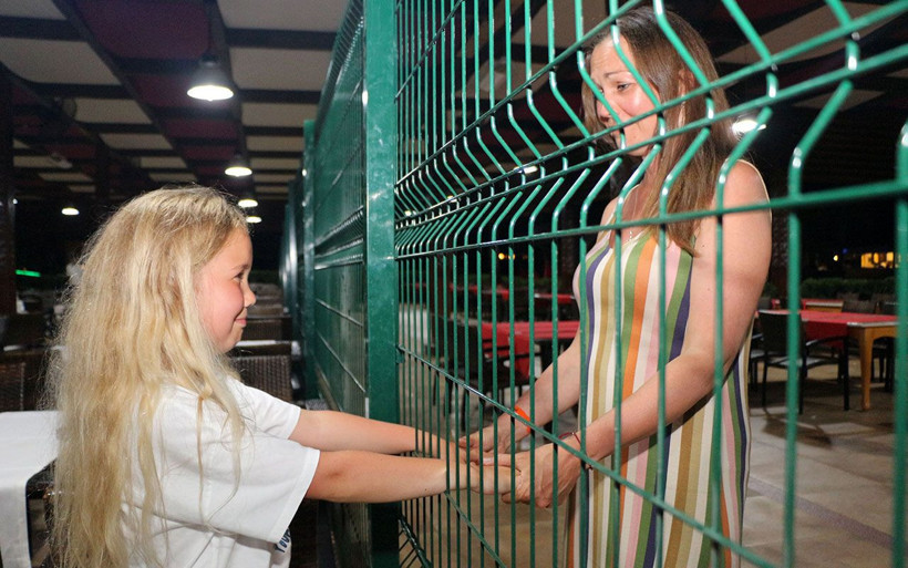 Antalya'da otel ve sahil tel örgülerle ayrıldı - Resim: 1