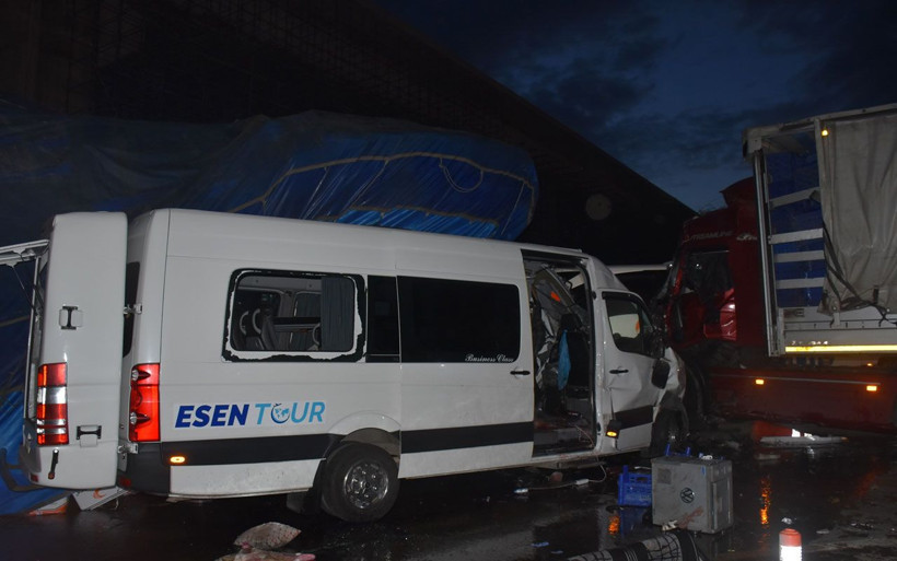 Kırıkkale'de korkunç zincirleme kaza: 2 ölü 17 yaralı - Resim: 1