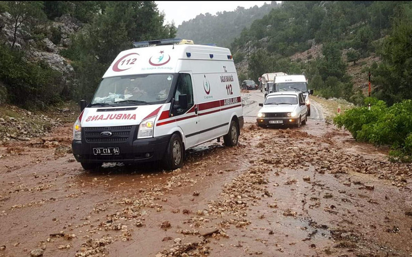 Silifke'de selde yollar çöktü - Resim: 1