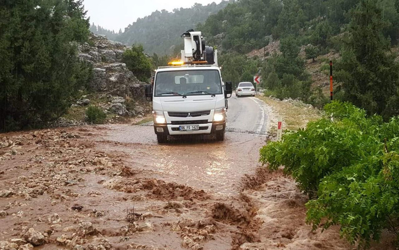 Silifke'de selde yollar çöktü - Resim: 2