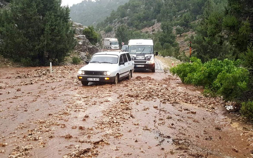 Silifke'de selde yollar çöktü - Resim: 3