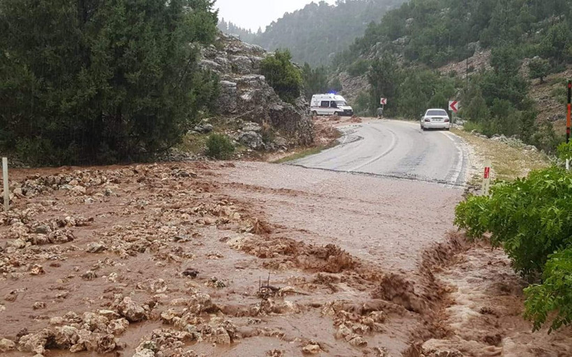 Silifke'de selde yollar çöktü - Resim: 4
