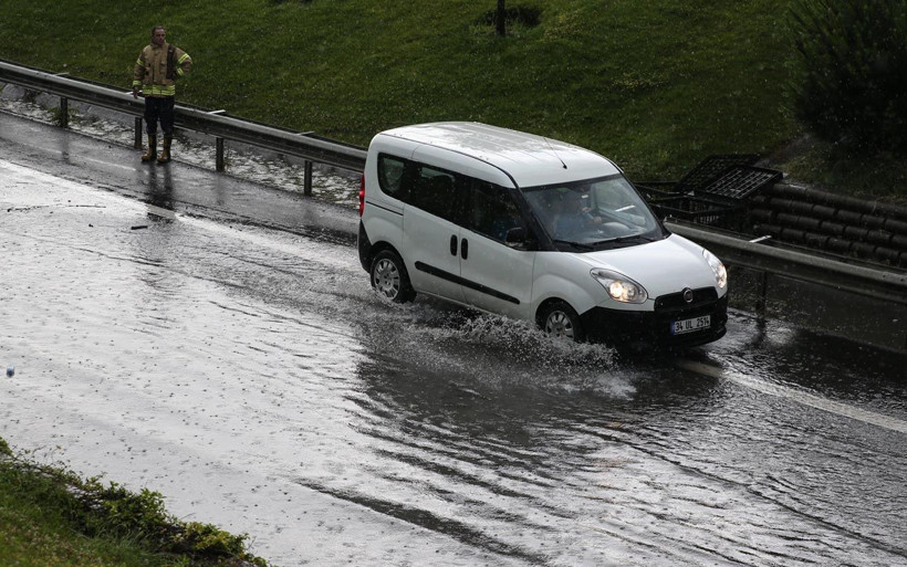 İstanbul'da sağanak nedeniyle trafik kazaları meydana geldi - Resim: 1