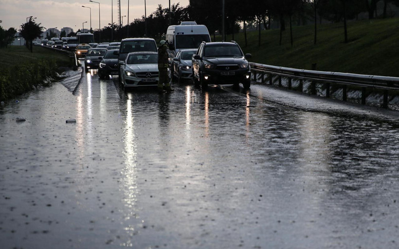 İstanbul'da sağanak nedeniyle trafik kazaları meydana geldi - Resim: 3