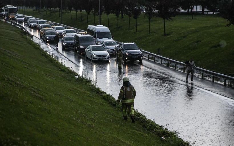 İstanbul'da sağanak nedeniyle trafik kazaları meydana geldi - Resim: 4