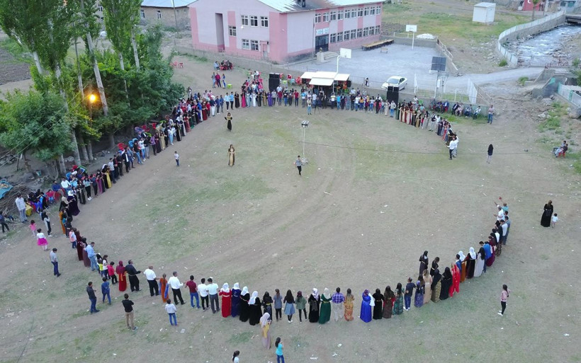 Şırnak'ta aşiret düğününde gelin ve damada takılan takılar dudak uçuklattı - Resim: 2
