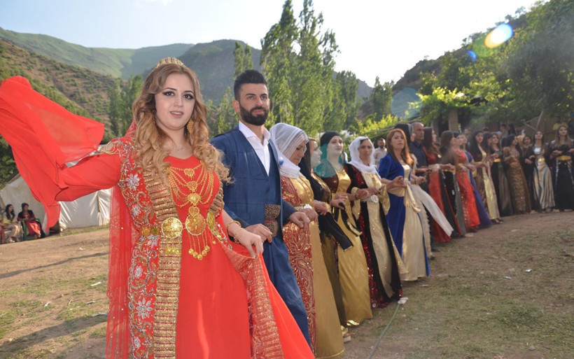 Şırnak'ta aşiret düğününde gelin ve damada takılan takılar dudak uçuklattı - Resim: 3