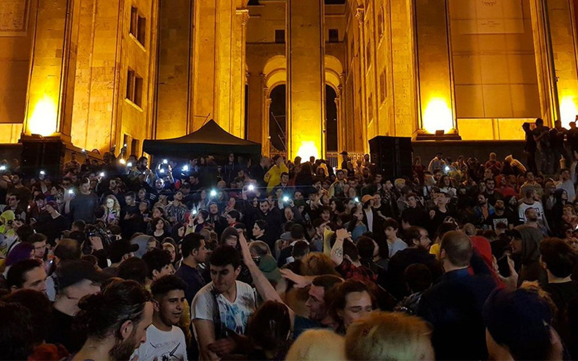 Komşu karıştı! Protestocuların taleplerinden biri kabul edildi - Resim: 1
