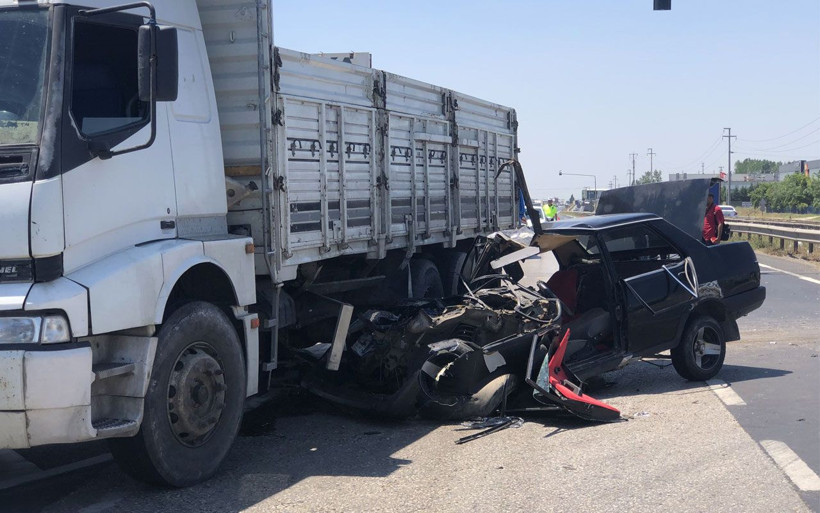 Kamyonun altına giren otomobil hurdaya döndü! Ölü ve yaralılar var - Resim: 1