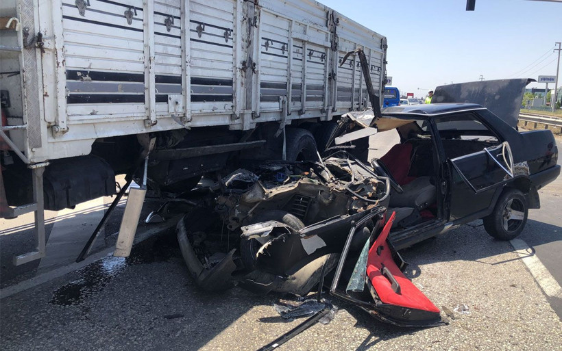 Kamyonun altına giren otomobil hurdaya döndü! Ölü ve yaralılar var - Resim: 2