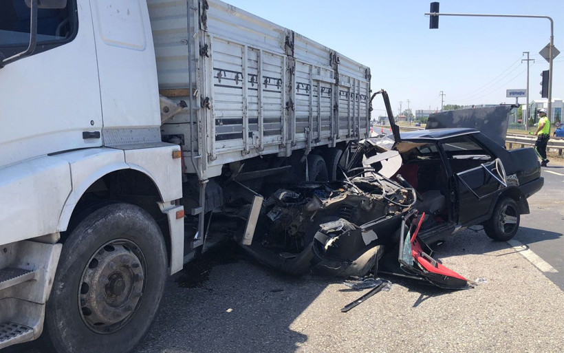 Kamyonun altına giren otomobil hurdaya döndü! Ölü ve yaralılar var - Resim: 3