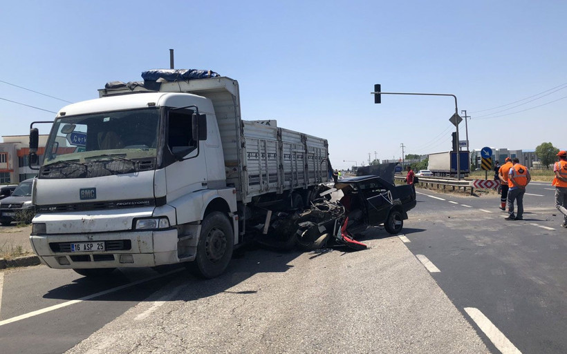 Kamyonun altına giren otomobil hurdaya döndü! Ölü ve yaralılar var - Resim: 4