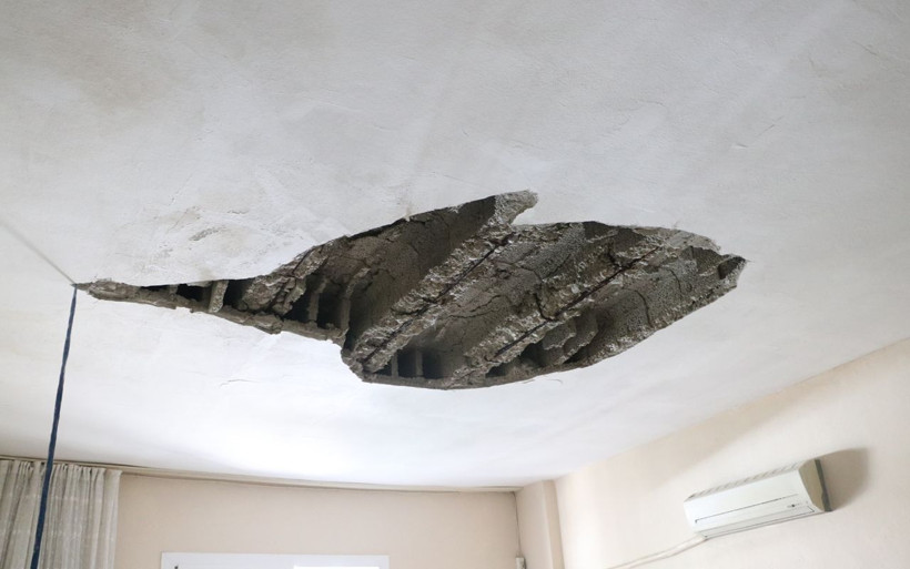 Mersin'de tek katlı evin tavanı çöktü anne ve oğul yaralandı - Resim: 2