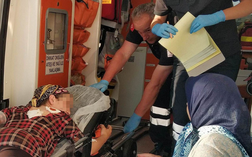 Samsun'da bir kadın sırtına saplanan bıçakla hastaneye kaldırıldı - Resim: 1