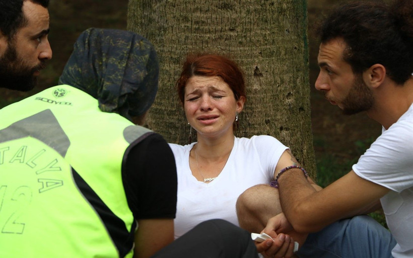 Genç kızın tek suçu bankta oturmasıydı... - Resim: 1