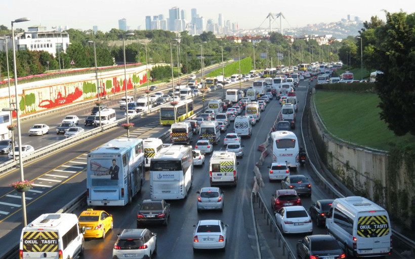 FSM köprüsündeki çalışma İstanbulluları çileden çıkardı! Metrobüsler dolup taştı - Resim: 2