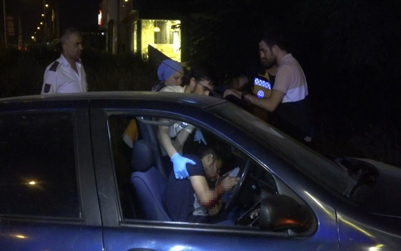 Kontrolden çıkan araç duvara çarptı! Sürücü kanlar içinde kaldı - Resim: 1