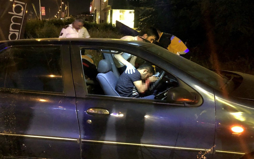 Kontrolden çıkan araç duvara çarptı! Sürücü kanlar içinde kaldı - Resim: 2