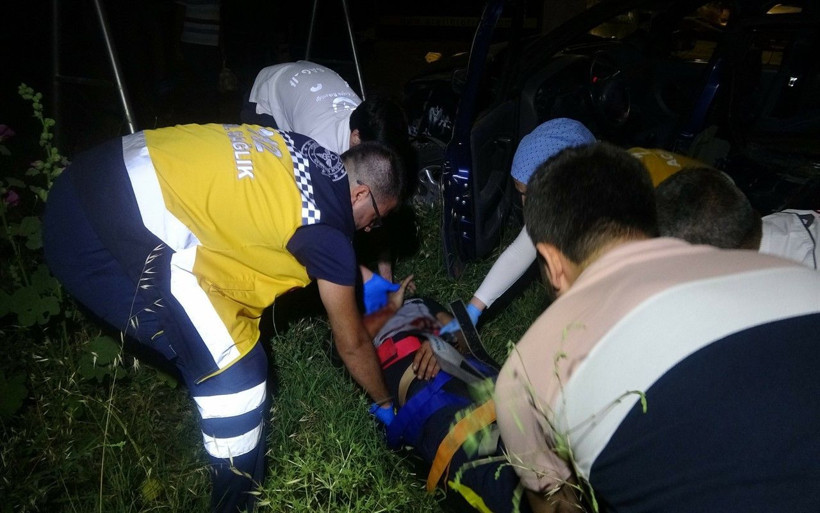 Kontrolden çıkan araç duvara çarptı! Sürücü kanlar içinde kaldı - Resim: 3