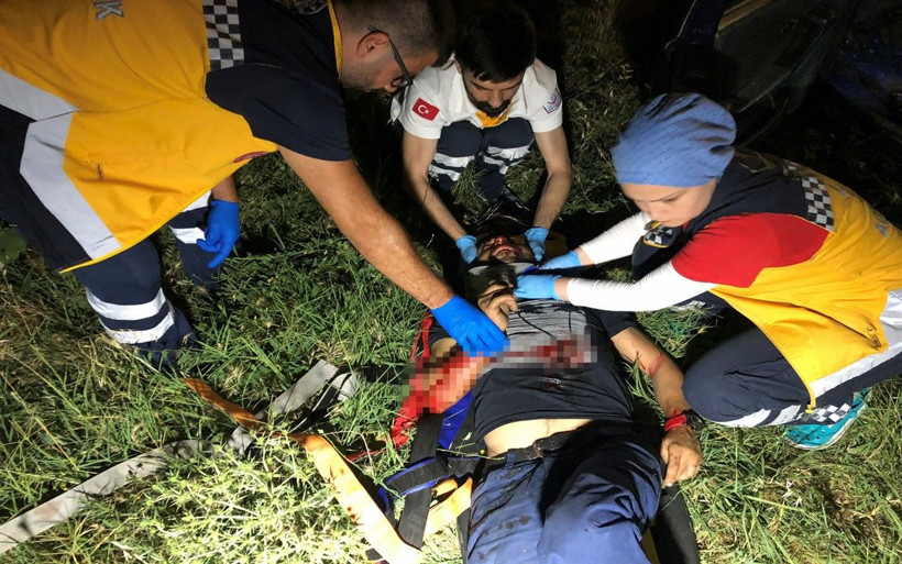 Kontrolden çıkan araç duvara çarptı! Sürücü kanlar içinde kaldı - Resim: 4