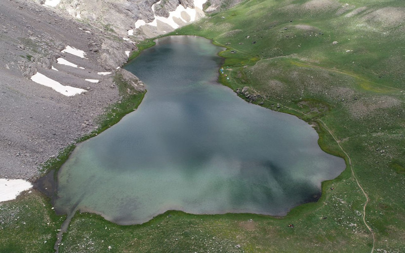 Bolkar zirvesindeki kar ve göl manzarası ziyaretçilerini mest ediyor - Resim: 1