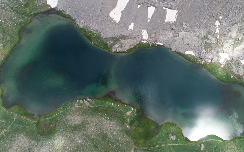 Bolkar zirvesindeki kar ve göl manzarası ziyaretçilerini mest ediyor - Resim: 2