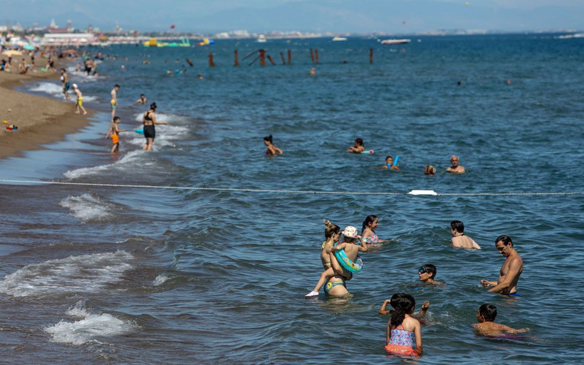 Antalya'da toros manzaralı denizin keyfini çıkardılar - Resim: 2