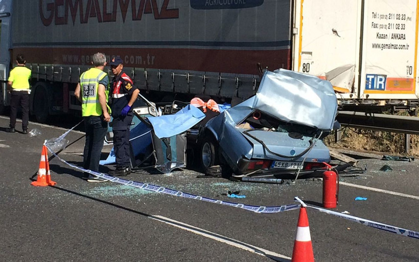 Manisa’da bir aileyi yok eden kaza anı güvenlik kamerasında - Resim: 1