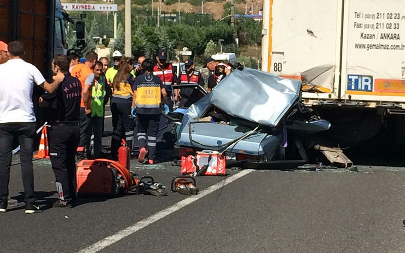Manisa’da bir aileyi yok eden kaza anı güvenlik kamerasında - Resim: 2