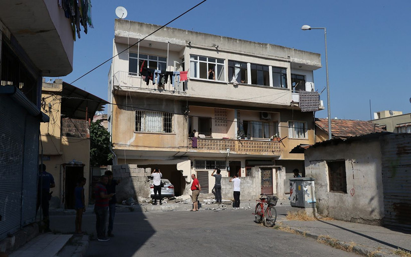 Mersin'de fren yerine gaza basan sürücü evin salonuna girdi - Resim: 1