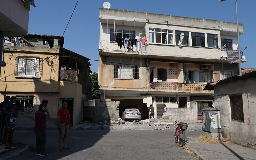 Mersin'de fren yerine gaza basan sürücü evin salonuna girdi - Resim: 2