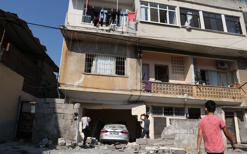 Mersin'de fren yerine gaza basan sürücü evin salonuna girdi - Resim: 3