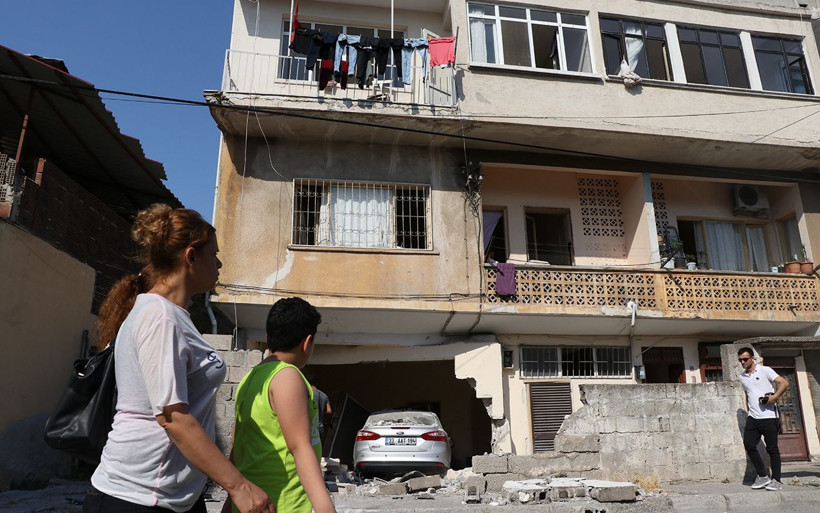 Mersin'de fren yerine gaza basan sürücü evin salonuna girdi - Resim: 4