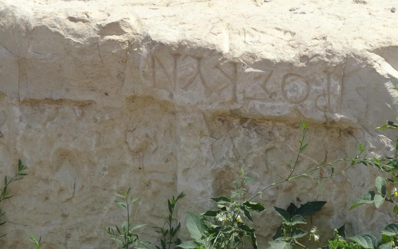 İnsaf dedirten görüntüler! Yolu kapatmak için tarihi eser koymuşlar - Resim: 1