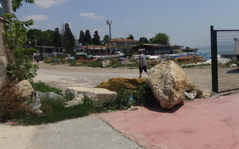 İnsaf dedirten görüntüler! Yolu kapatmak için tarihi eser koymuşlar - Resim: 3