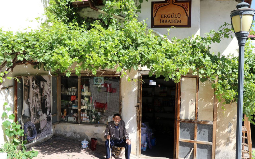 Erzincan'da 80 yıldır bakkal işletiyor! Siftah etmediği günler oluyor - Resim: 1