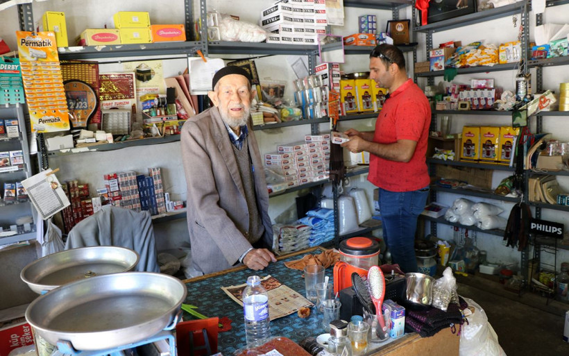 Erzincan'da 80 yıldır bakkal işletiyor! Siftah etmediği günler oluyor - Resim: 2