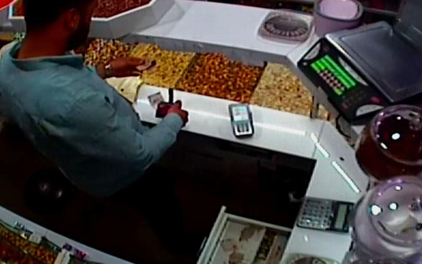 Niğde'de para çalan çalışan kameraya yakalandı - Resim: 1